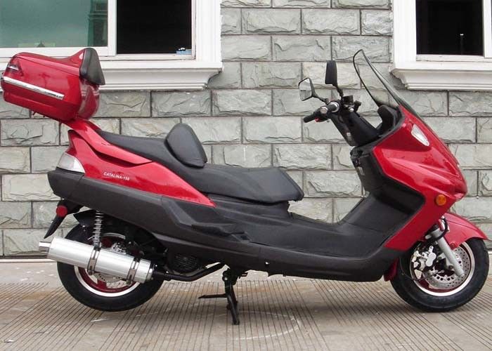 Vespa de motor roja con el freno de mano, vespa de motor 150cc con la luz fuerte