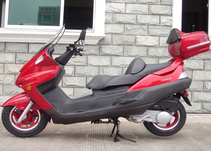 Vespa de motor roja con el freno de mano, vespa de motor 150cc con la luz fuerte