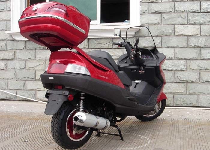Vespa de motor roja con el freno de mano, vespa de motor 150cc con la luz fuerte