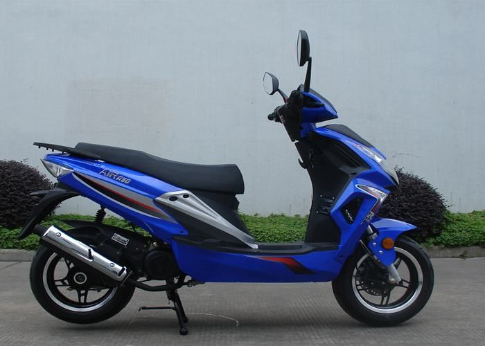 Vespa de motor adulta azul del cilindro de 2 movimientos 1 150 kilogramos de carga máxima de la capacidad 2,0 de consumo de petróleo