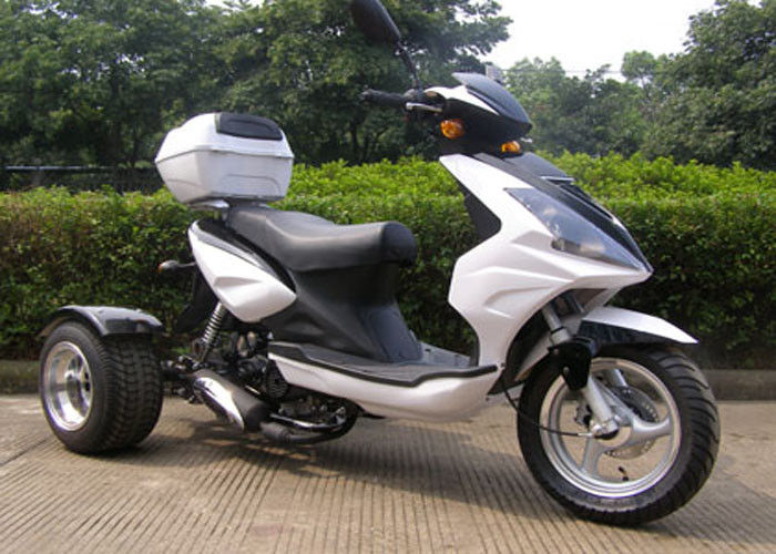3 vespa de la rueda 50cc con la caja posterior, motocicleta de 3 policías motorizados con la luz principal grande