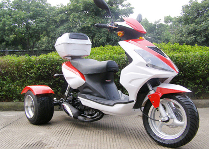 3 vespa de la rueda 50cc con la caja posterior, motocicleta de 3 policías motorizados con la luz principal grande