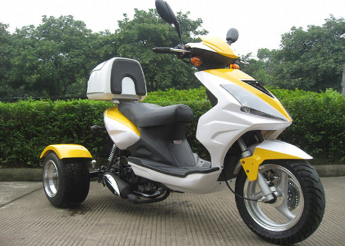 3 vespa de la rueda 50cc con la caja posterior, motocicleta de 3 policías motorizados con la luz principal grande