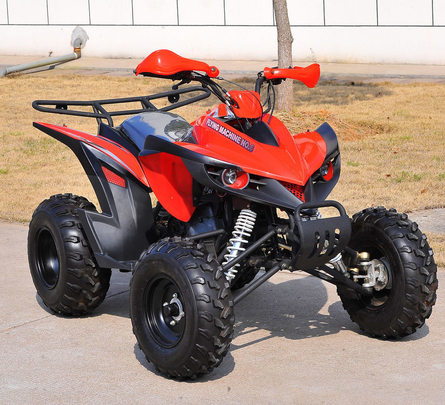 Un vehículos utilitarios de Atv del rojo 4 x 4 de la juventud ATV 200CC de Seat que compiten con de lado a lado