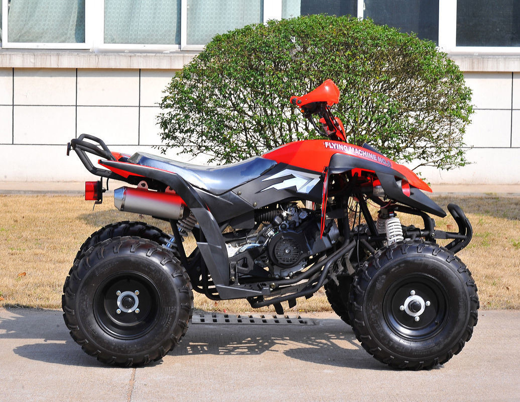 Un vehículos utilitarios de Atv del rojo 4 x 4 de la juventud ATV 200CC de Seat que compiten con de lado a lado