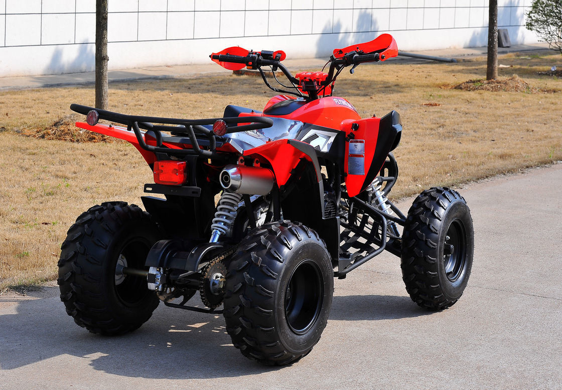 Un vehículos utilitarios de Atv del rojo 4 x 4 de la juventud ATV 200CC de Seat que compiten con de lado a lado