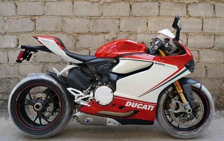 Estilo de alta potencia de Ducati de cuatro motocicletas del movimiento 1199cc con el 90° “L” cilindro gemelo