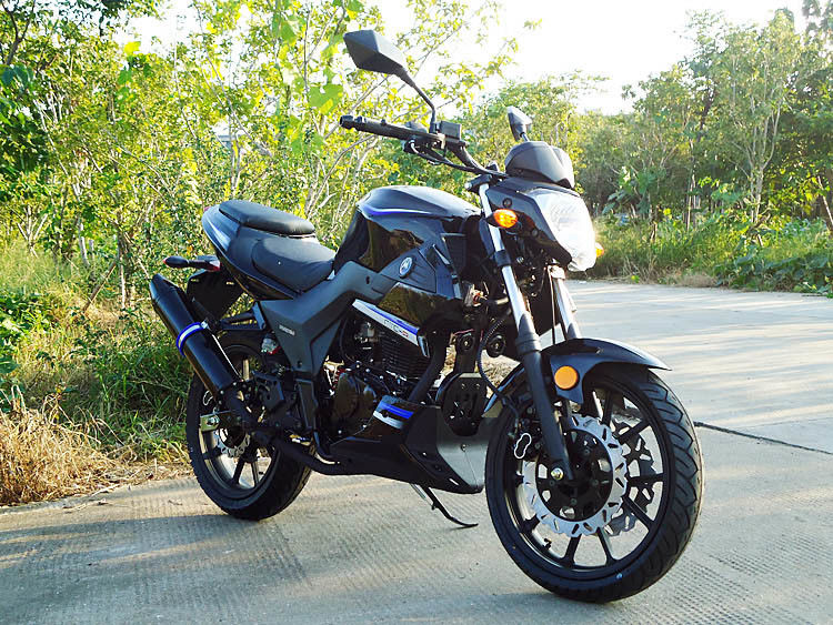 El aire refrescó la sola motocicleta de alta potencia del cilindro de las motocicletas 250cc con las luces de señal