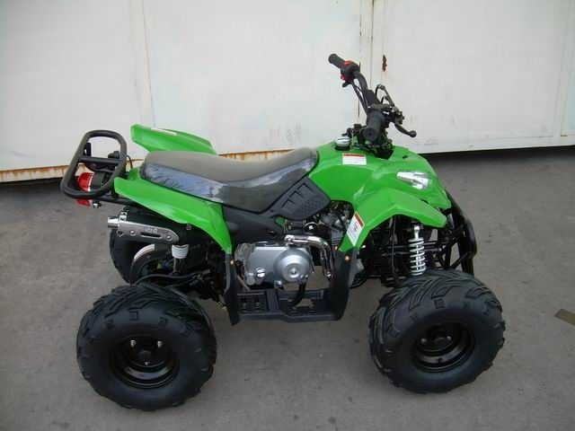 juventud 110CC que compite con 4 policías motorizados para el camino forestal, velocidad máxima 50km/h