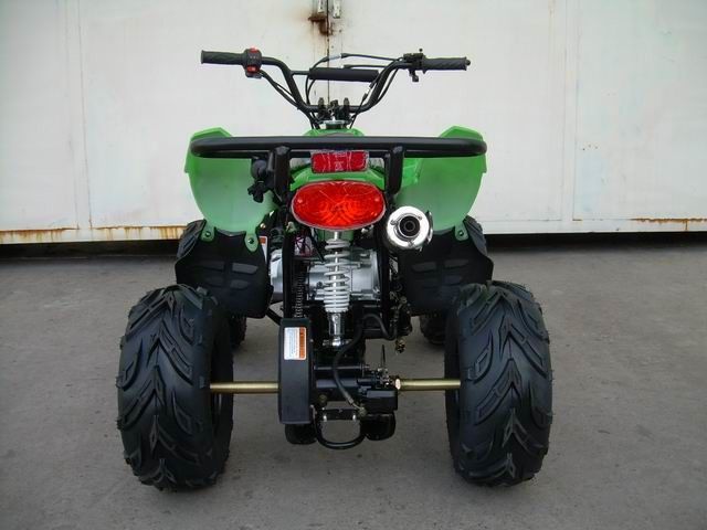 juventud 110CC que compite con 4 policías motorizados para el camino forestal, velocidad máxima 50km/h