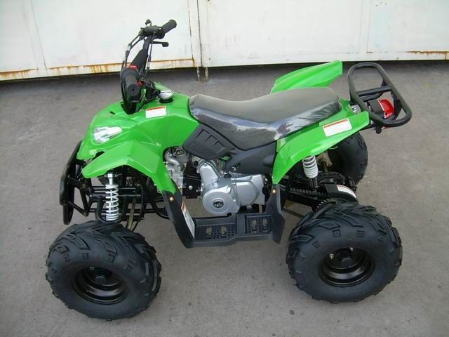 juventud 110CC que compite con 4 policías motorizados para el camino forestal, velocidad máxima 50km/h